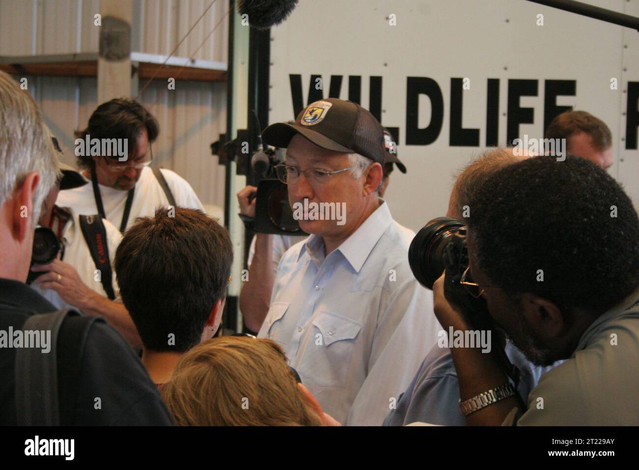 Il segretario degli interni Ken Salazar si rivolge alla stampa presso un centro di riabilitazione della fauna selvatica a Plaquemines Parish, Louisiana, a seguito della fuoriuscita di petrolio Deepwater Horizon. Ubicazione: Louisiana. Foto Stock