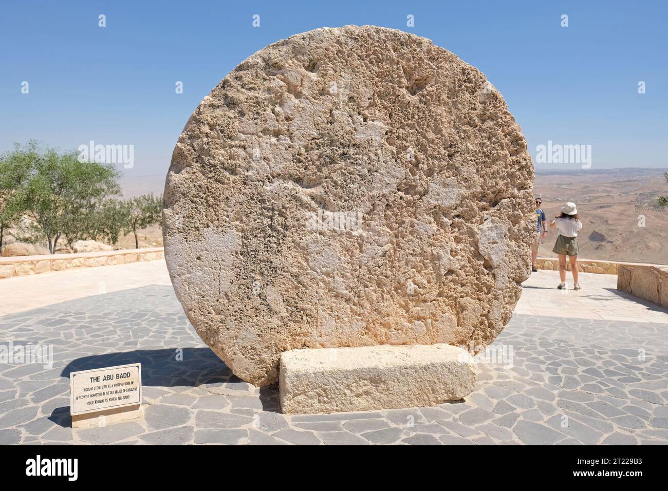 Monte Nebo Giordania - Abu Badd una grande pietra rotolante utilizzata come porta fortificata di un monastero bizantino nel vicino villaggio di Faisaliyah, Monte Nebo 2023 Foto Stock