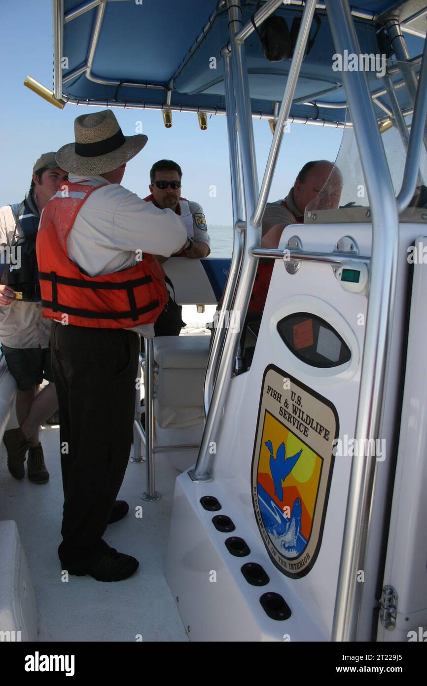 I dipendenti del U.S. Fish and Wildlife Service viaggiano in barca nel Golfo del Messico svolgendo lavori di risposta durante la fuoriuscita di petrolio della Deepwater Horizon. Foto Stock