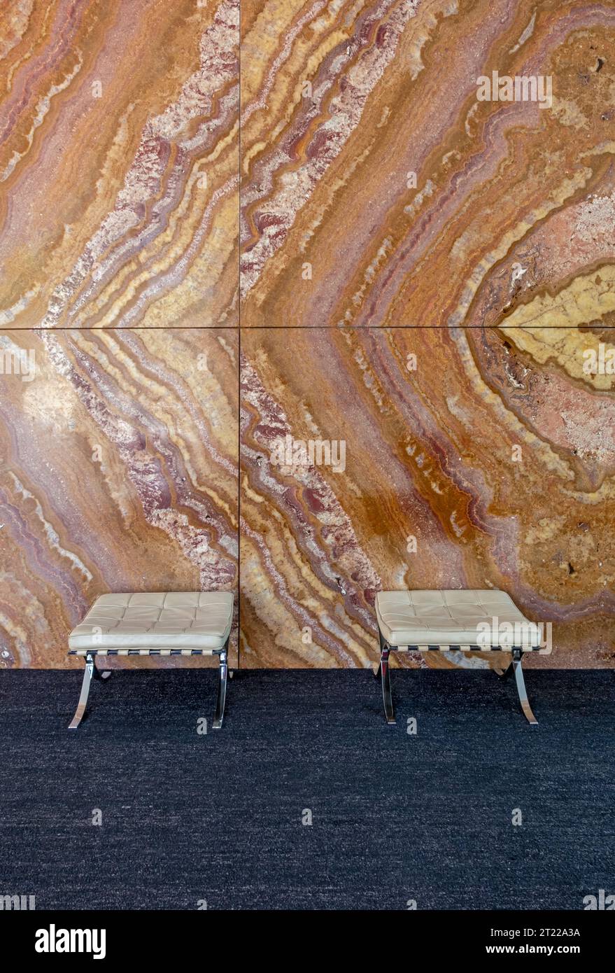 Barcelona chair and onyx wall, padiglione tedesco di Ludwig Mies van der Rohe, Barcellona, Spagna Foto Stock