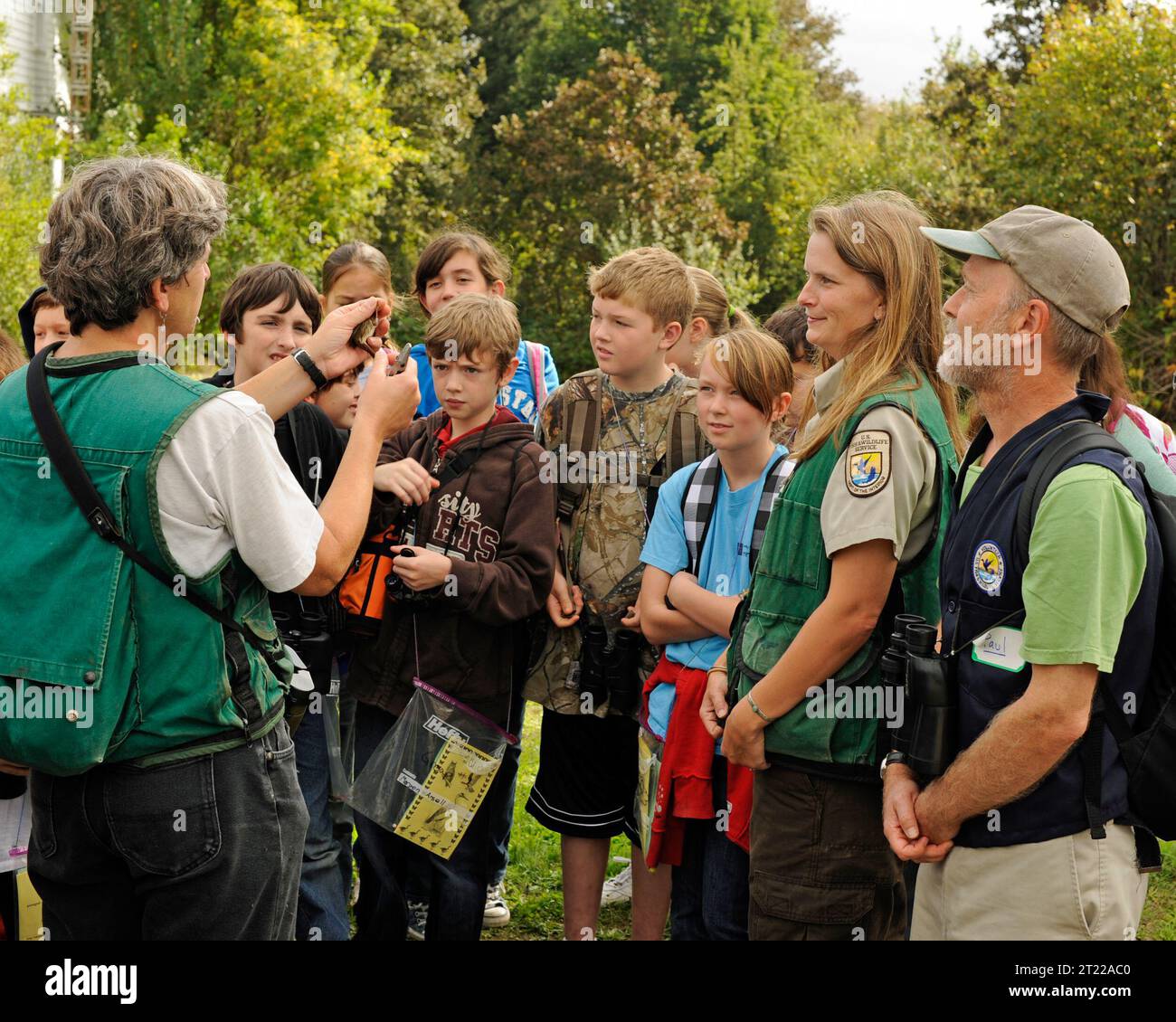 Gli studenti partecipano a una lezione di birdwatching presso il William L. Finley National Wildlife Refuge in Oregon, guidata dai dipendenti del U.S. Fish and Wildlife Service. L'evento educativo favorisce i collegamenti con la natura e incoraggia l'apprezzamento della fauna selvatica. Foto Stock