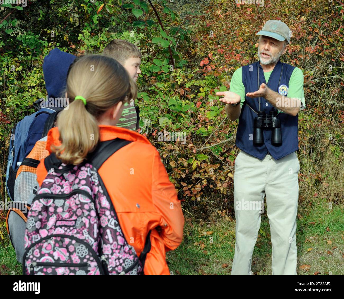 Un dipendente dello U.S. Fish and Wildlife Service coinvolge gli studenti locali, insegnando loro a praticare birdwatching presso il William L. Finley National Wildlife Refuge in Oregon. Foto Stock