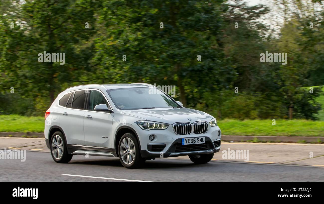 Milton Keynes, Regno Unito - 16 ottobre 2023: 2016 BMW X1 bianca guida su una strada inglese. Foto Stock