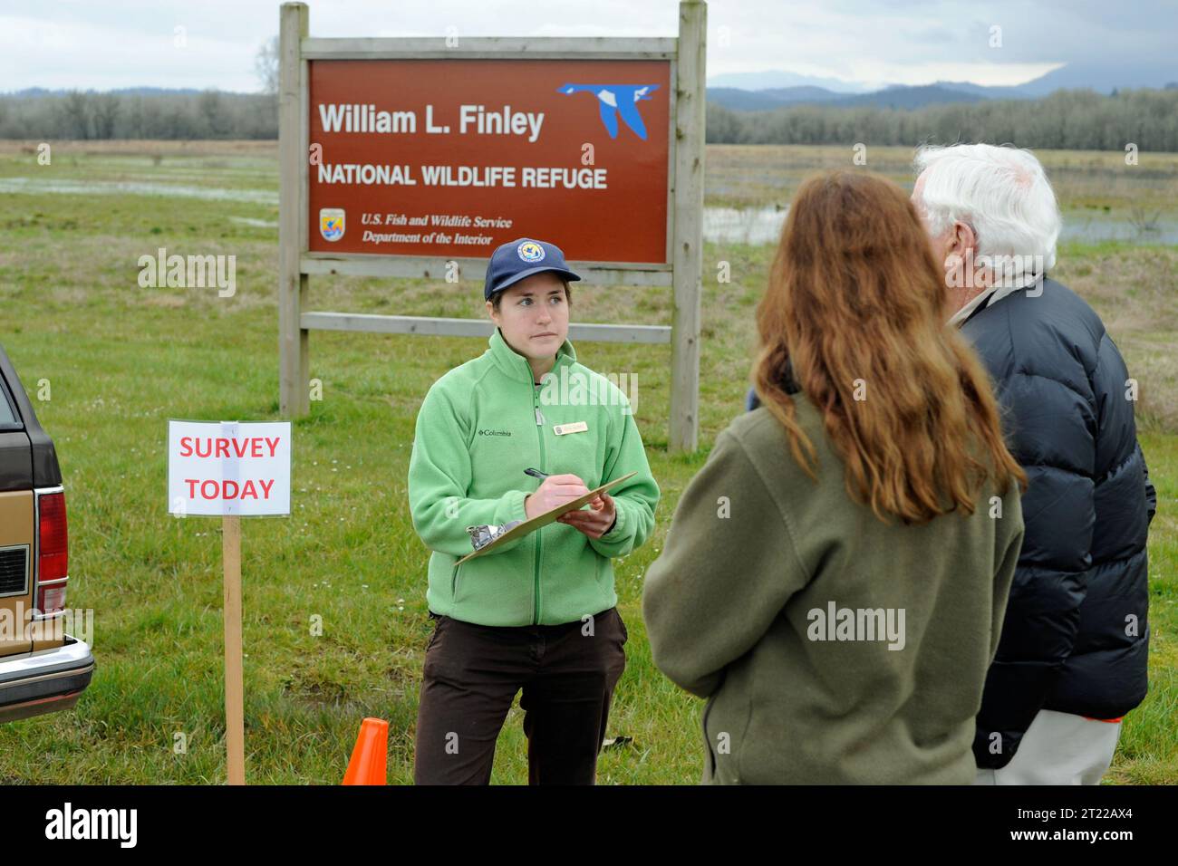 Un dipendente dello U.S. Fish and Wildlife Service raccoglie il feedback dei visitatori presso il William L. Finley National Wildlife Refuge come parte di un sondaggio di soddisfazione in corso per migliorare i servizi. Foto Stock