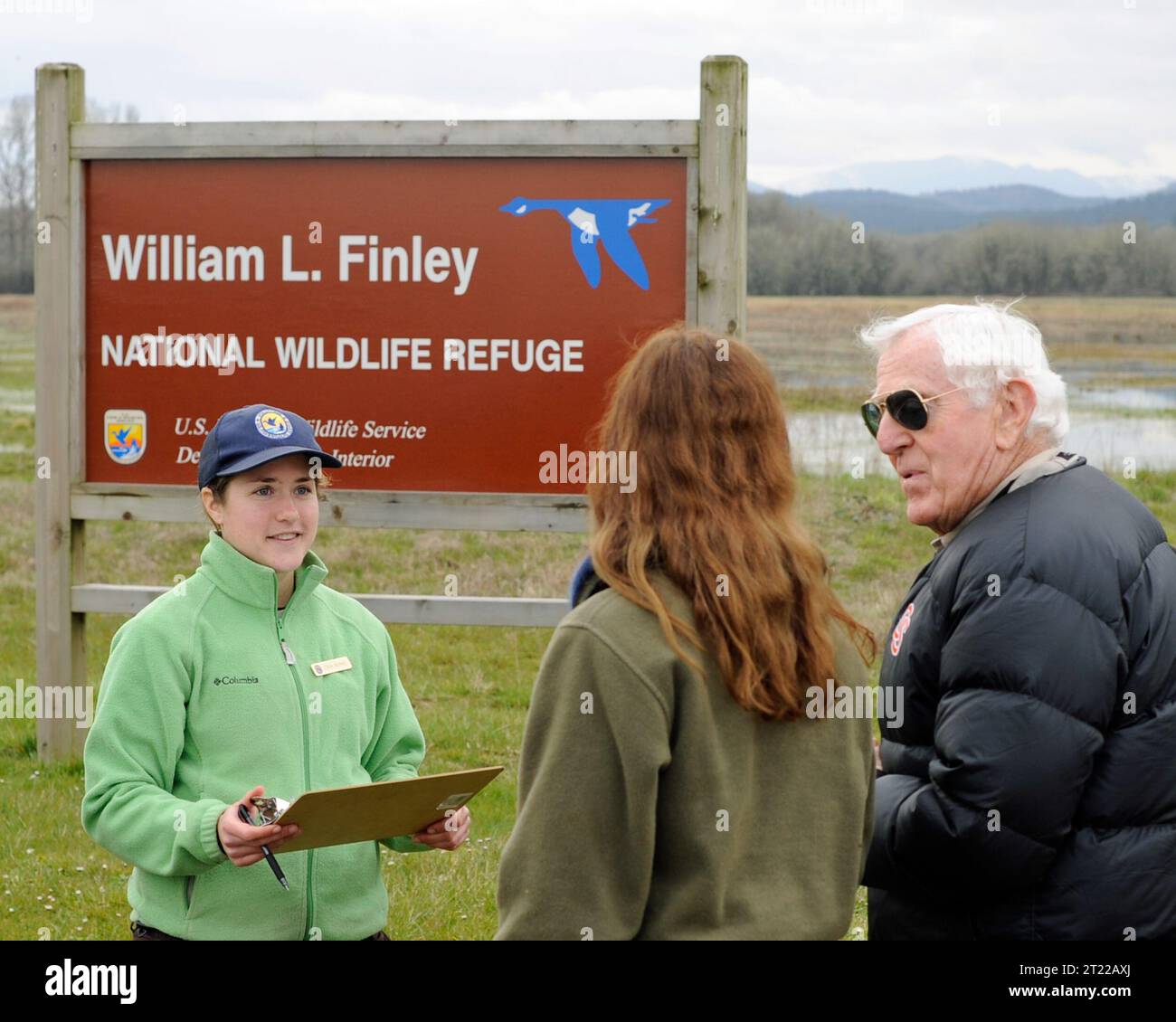 Un dipendente dello U.S. Fish and Wildlife Service effettua un sondaggio sulla soddisfazione dei visitatori presso il William L. Finley National Wildlife Refuge per raccogliere feedback sull'esperienza dei visitatori. Foto Stock