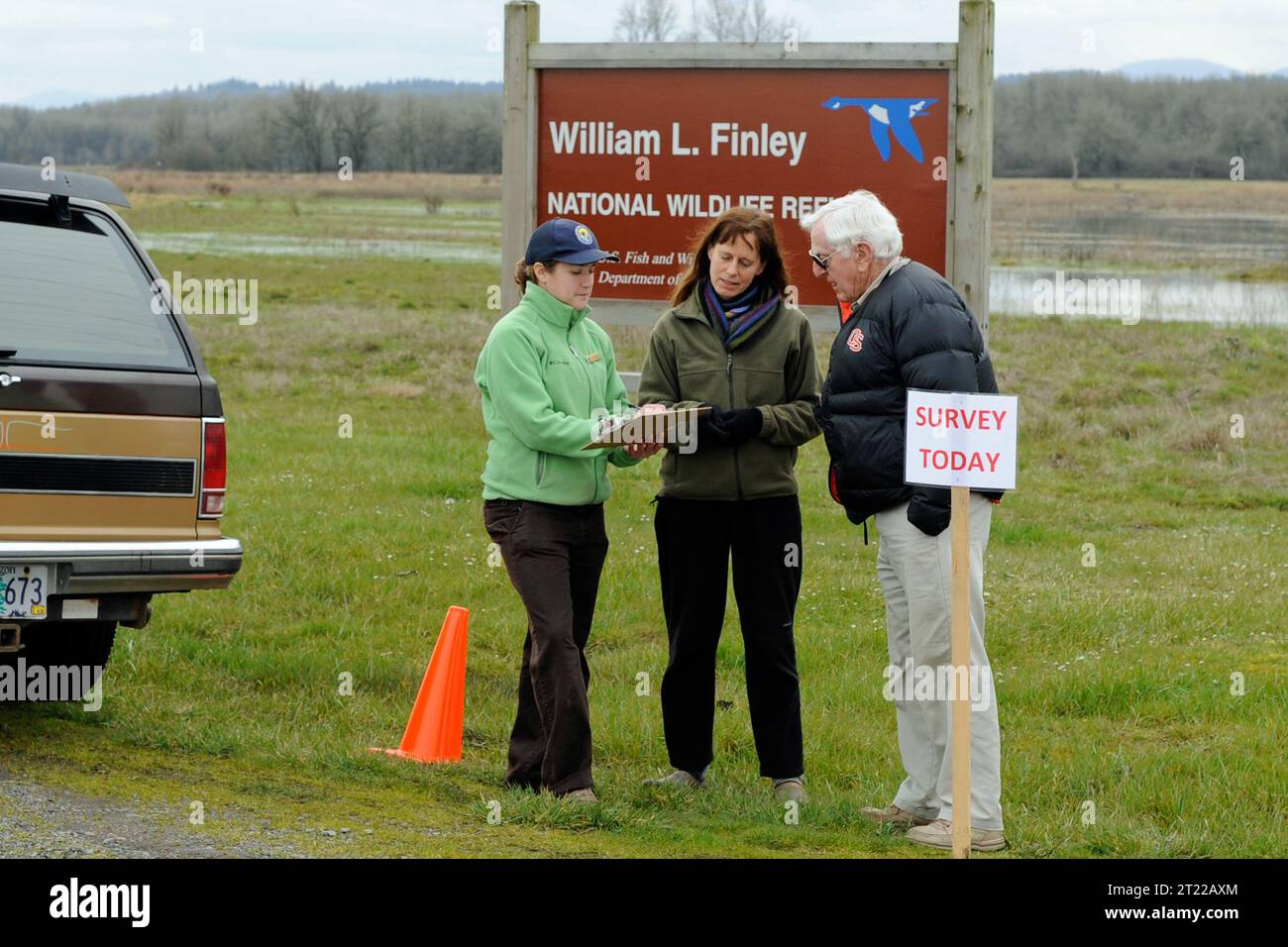 Un dipendente dello U.S. Fish and Wildlife Service conduce un sondaggio sulla soddisfazione dei visitatori presso il William L. Finley National Wildlife Refuge. Il sondaggio aiuta a valutare le esperienze dei visitatori e a migliorare i servizi. Foto Stock