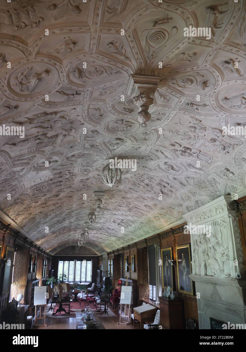 Magnifico soffitto in stucco nella biblioteca della casa padronale Lanhydrock in Cornovaglia, Inghilterra Foto Stock