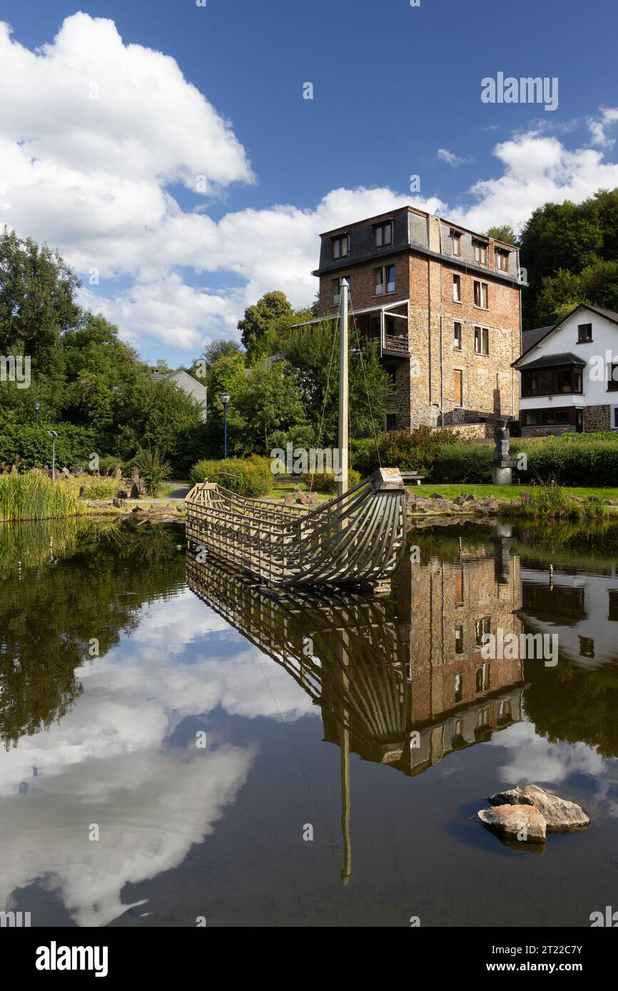 LA ROCHE-EN-ARDENNE, BELGIO, 15 AGOSTO 2023: Vista del Parc de Rompré (parco pubblico) e di una delle sue numerose sculture. La Roche è una delle mete turistiche più popolari Foto Stock