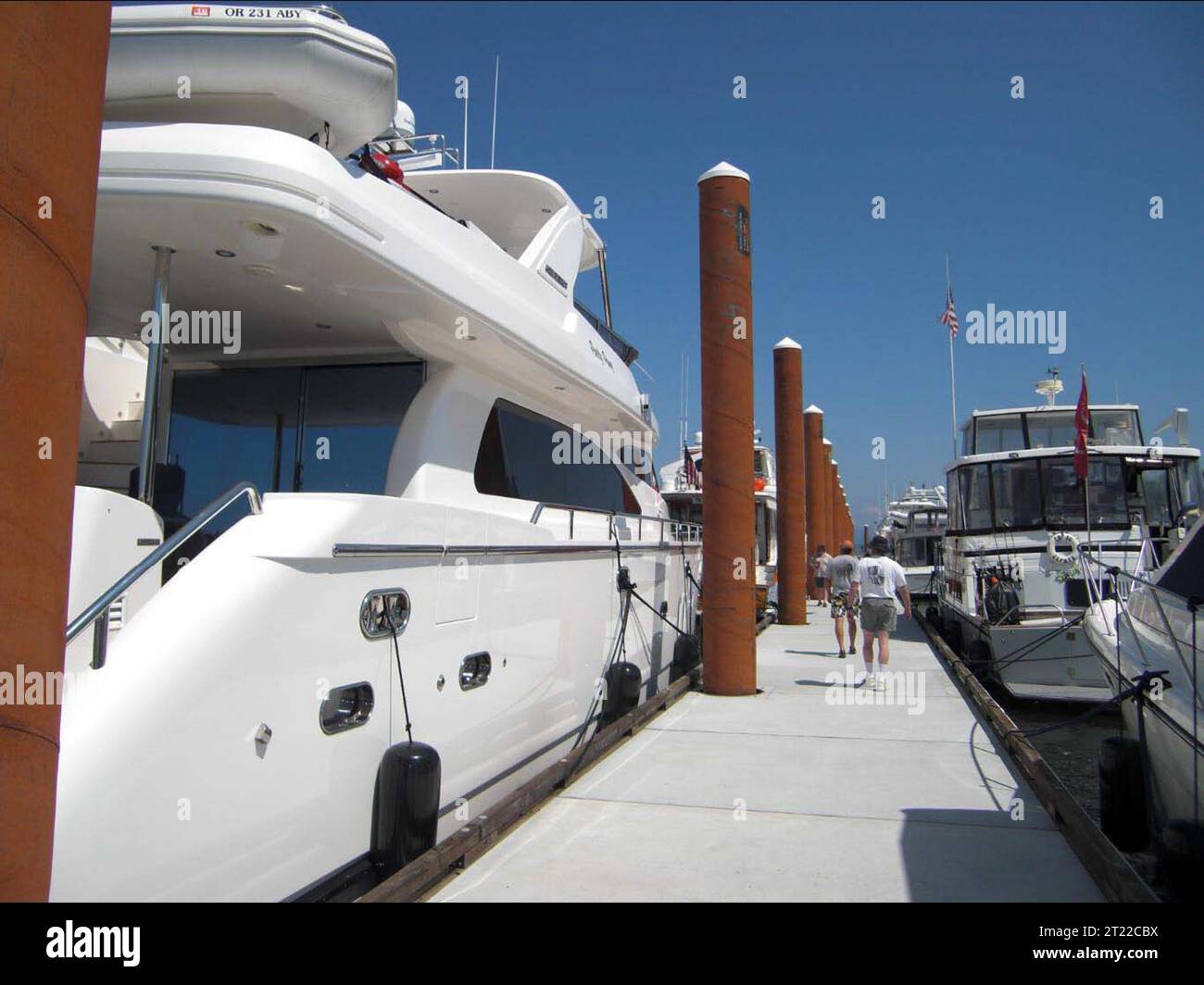 La Sandy Beach Tie Up Facility, situata a Government Island, Oregon, offre attracchi transitori per grandi imbarcazioni nel mezzo del fiume Columbia. Questo progetto infrastrutturale contribuisce a migliorare l'accesso alla navigazione nella regione. Foto Stock