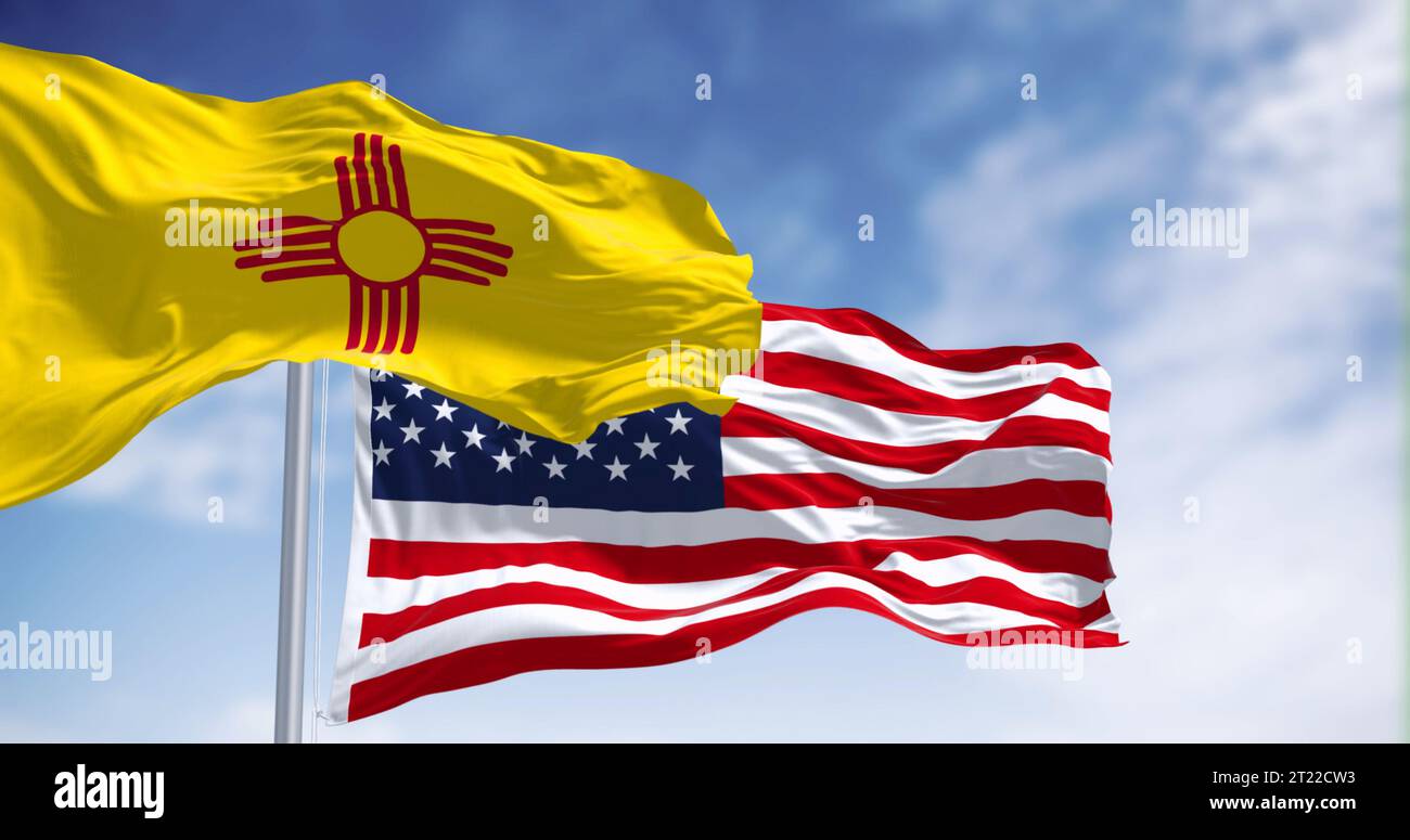 Bandiera dello stato del New Mexico che sventola con la bandiera americana in una giornata limpida. Stato nel sud-ovest degli Stati Uniti. rendering dell'illustrazione 3d. Fiamma Foto Stock