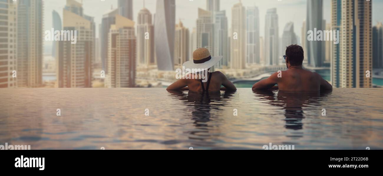 Coppia che si gode la vista panoramica del porto turistico di Dubai dalla piscina a sfioro. Viaggi negli Emirati Arabi Uniti. spazio per la copia di striscioni Foto Stock