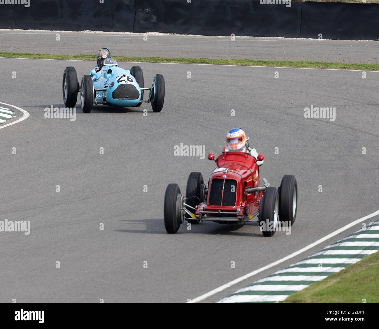 Una Maserati Voiturette da 4 CM del 1935 guida una Talbot-Lago Type 26C del 1948 al Goodwood Revival del 2023 Foto Stock