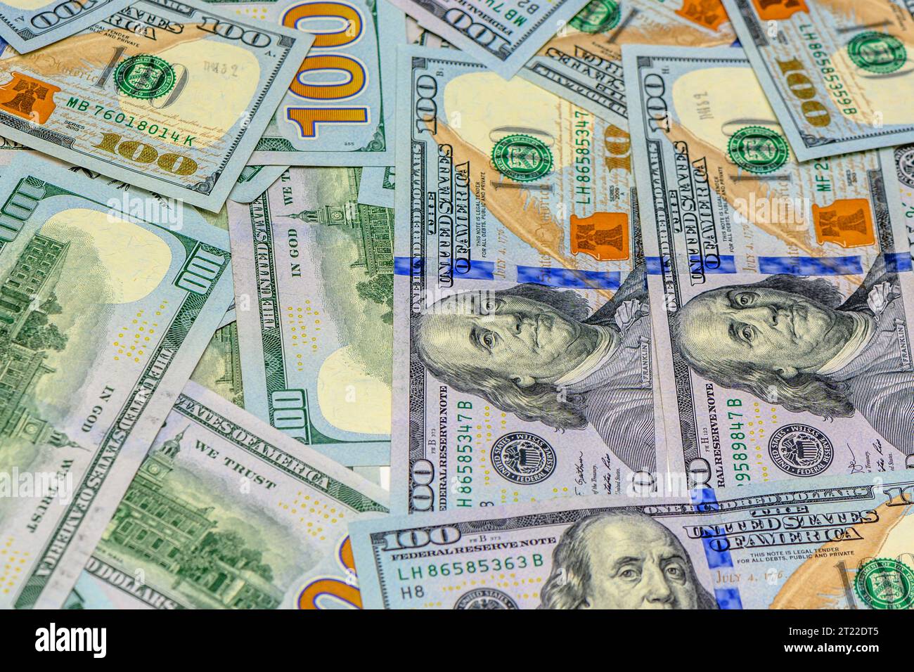 una pila di banconote da 100 dollari sparse sul tavolo Foto Stock