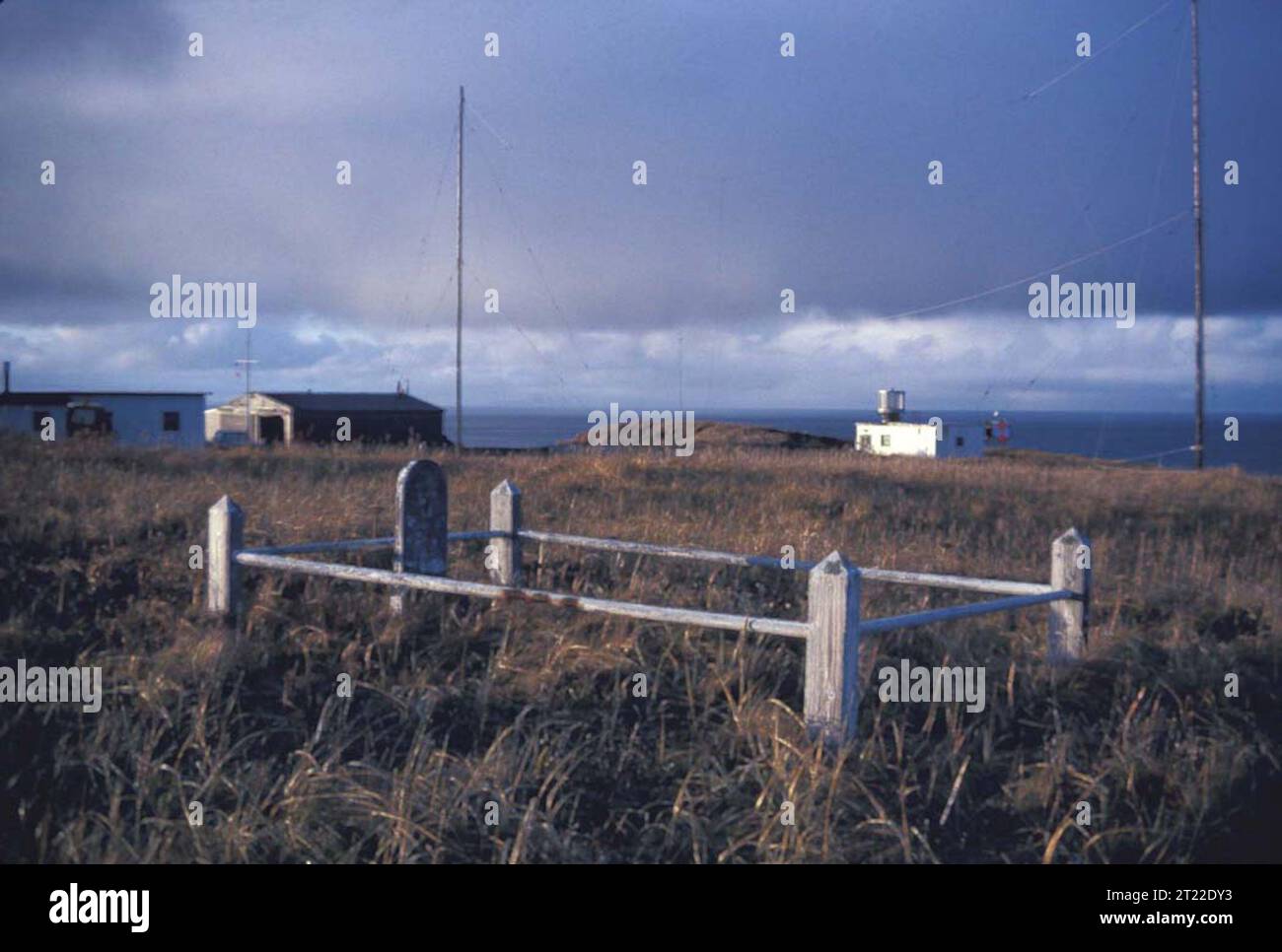 Un piccolo cimitero all'interno dell'Izembek National Wildlife Refuge, Alaska, contenente tombe marcate che riflettono la presenza storica e culturale della regione in mezzo ai dintorni naturali della tundra. Foto Stock