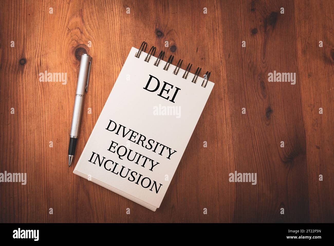 blocco note e penna sul tavolo con le lettere D , e , i , Diversity Equity Inclusion , Concept , spazio copia . Foto Stock