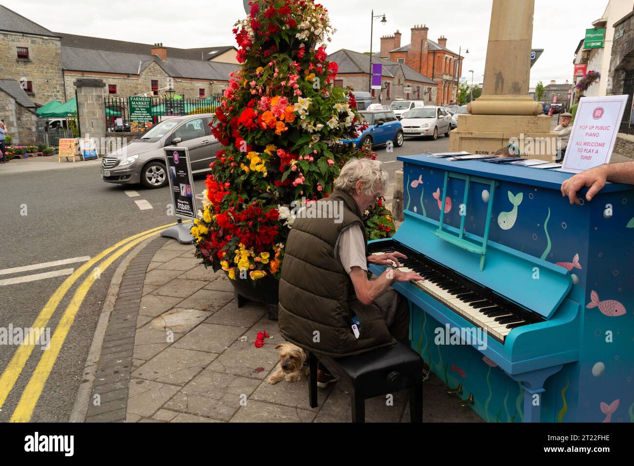 Carrick-on-Shannon, Leitrim Irlanda 12 luglio 2018 - Un uomo che suona un pianoforte blu per strada a Carrick on Shannon Foto Stock