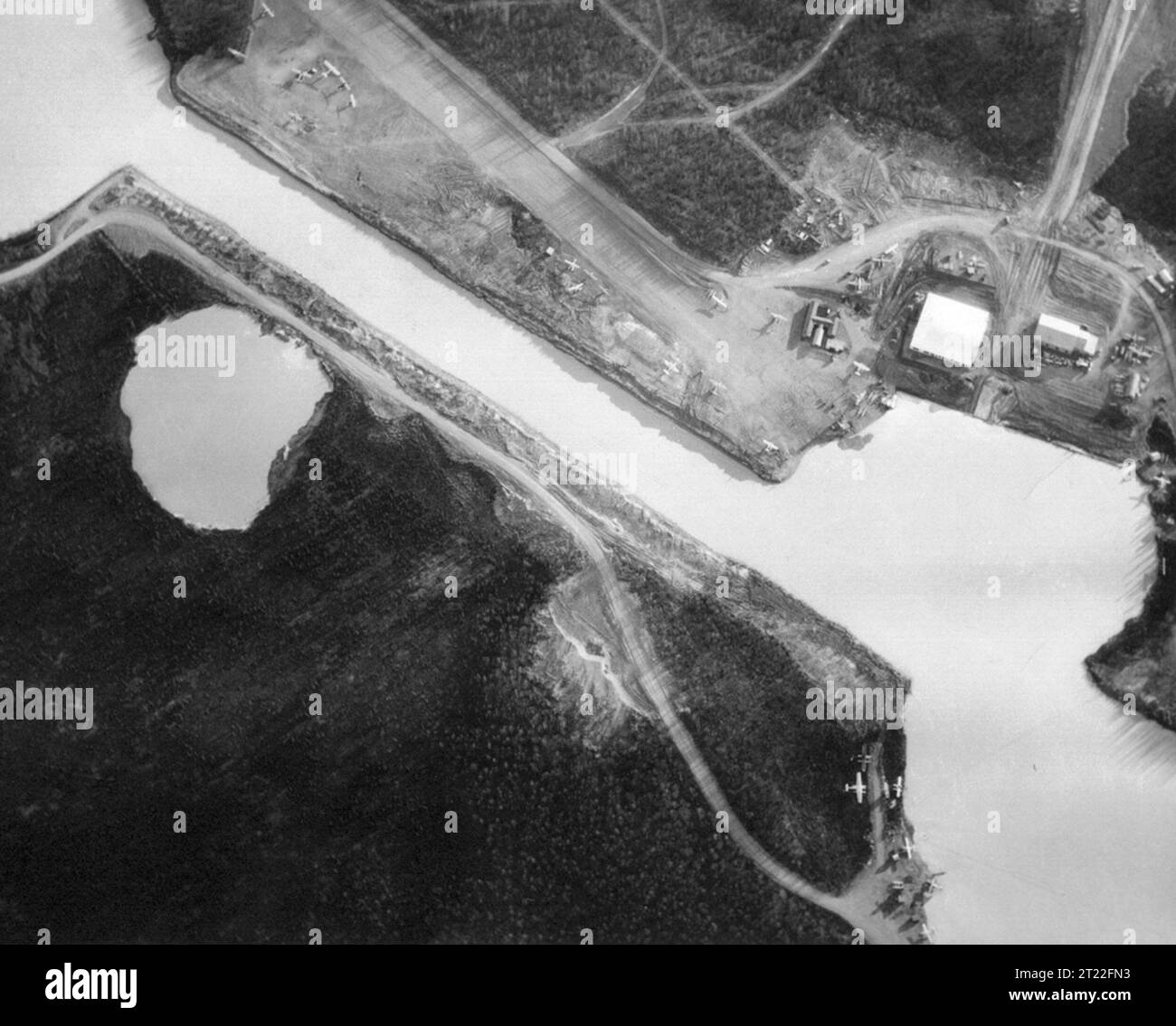 Vista aerea dell'hangar degli aerei presso il lago Hood, Anchorage, Alaska. La vista mostra la striscia d'aria e il canale che unisce entrambi i laghi. Soggetti: Aerei; aerei; Alaska. . 1998 - 2011. Foto Stock