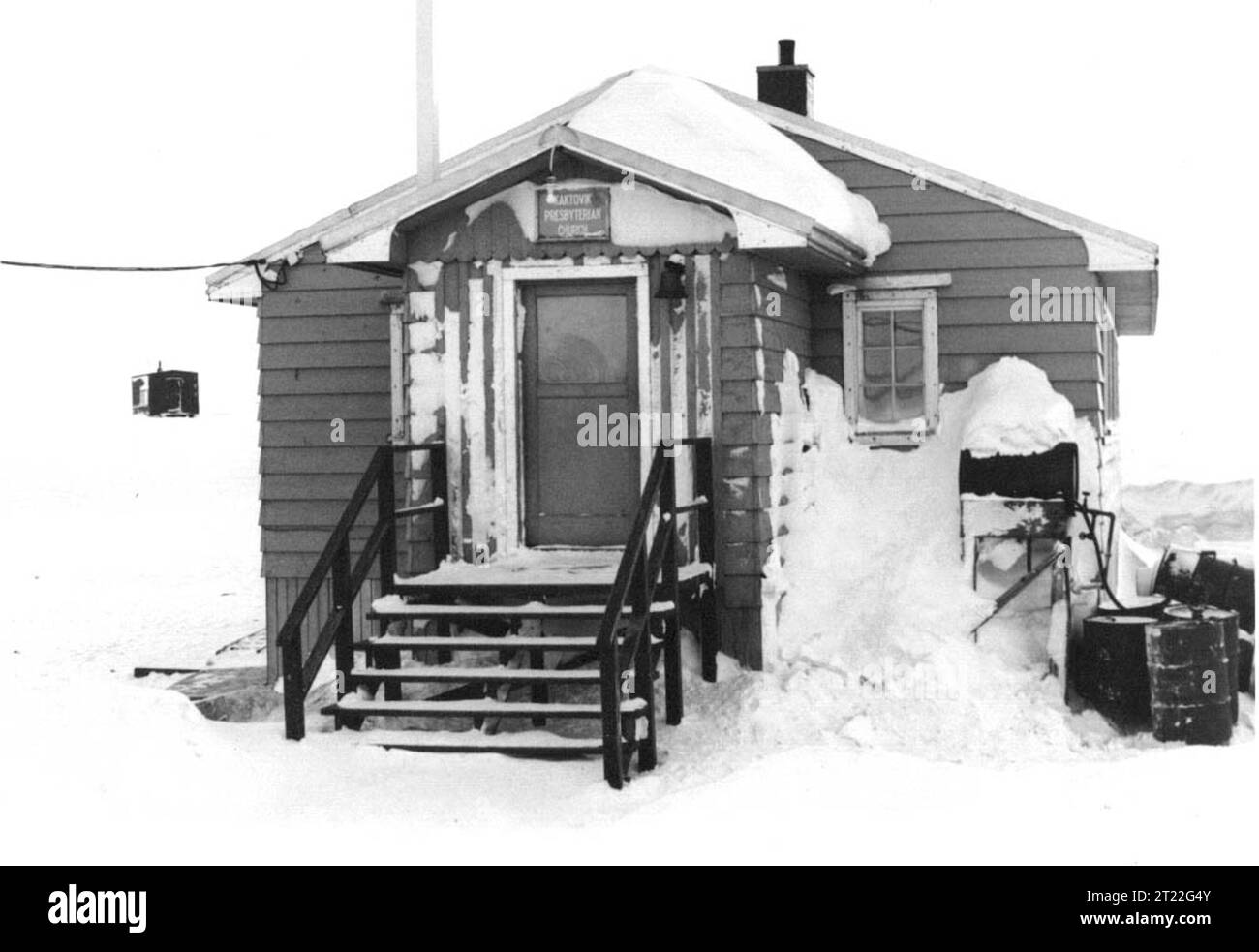 La chiesa di Kaktovik, situata all'interno dell'Arctic National Wildlife Refuge, è un simbolo della comunità nel duro ambiente artico. La regione ospita una fauna selvatica unica, tra cui orsi polari e uccelli migratori, rendendola un'area critica per gli sforzi di conservazione. Foto Stock