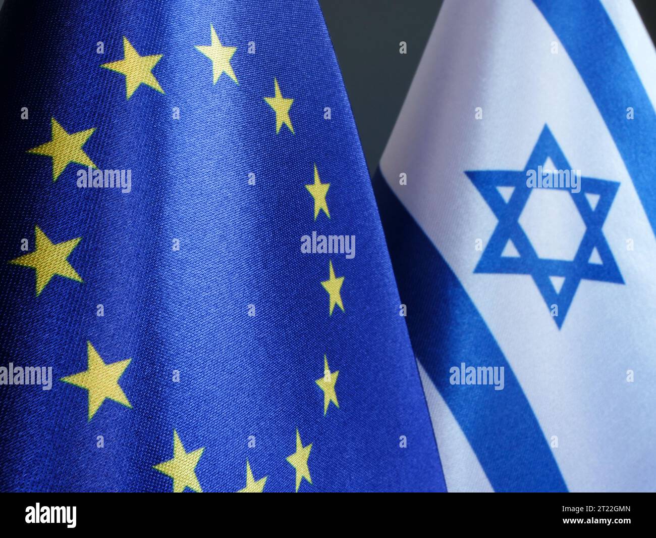 Piccole bandiere dell'UE e di Israele. Foto Stock