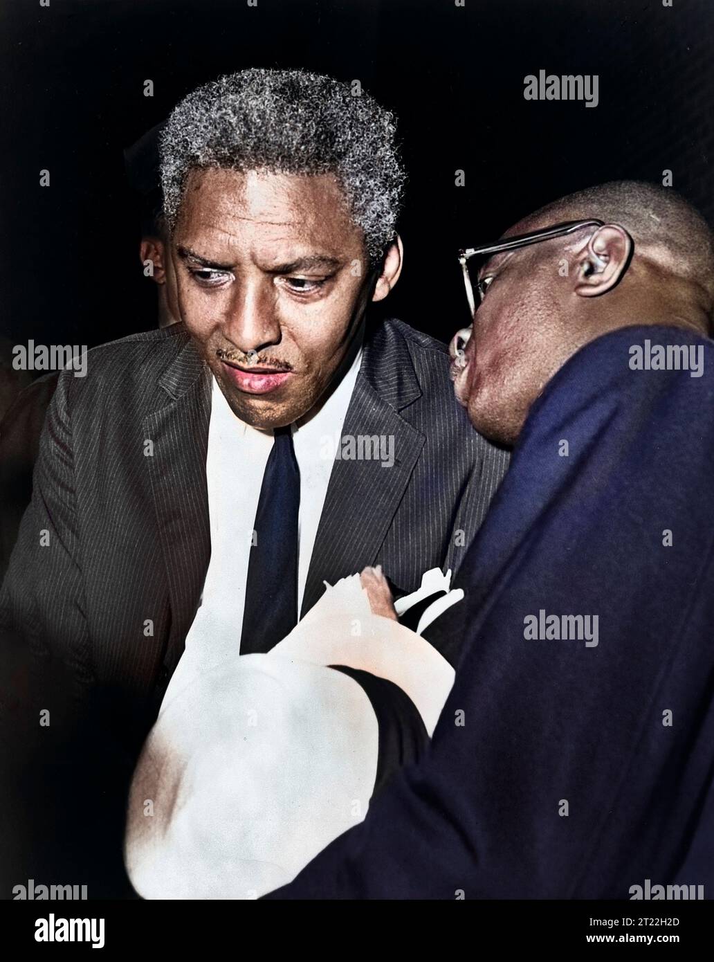 Bayard Rustin (1912-1987), attivista per i diritti civili americano, ritratto a metà lunghezza, ascoltando uomo non identificato, Stanley Wolfson, New York World-Telegram e The Sun Newspaper Photography Collection, 1964 Foto Stock