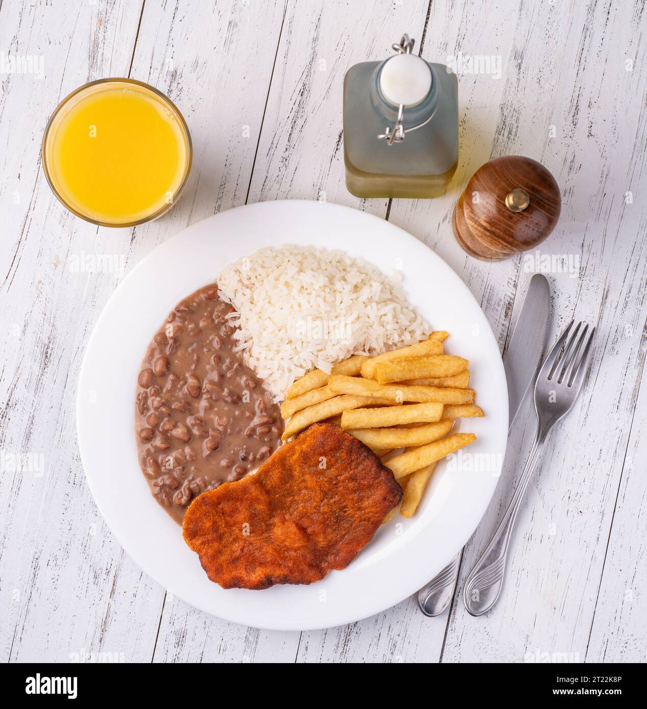 Manzo milanese, riso, fagioli e patatine fritte. Tipico piatto esecutivo brasiliano. Foto Stock