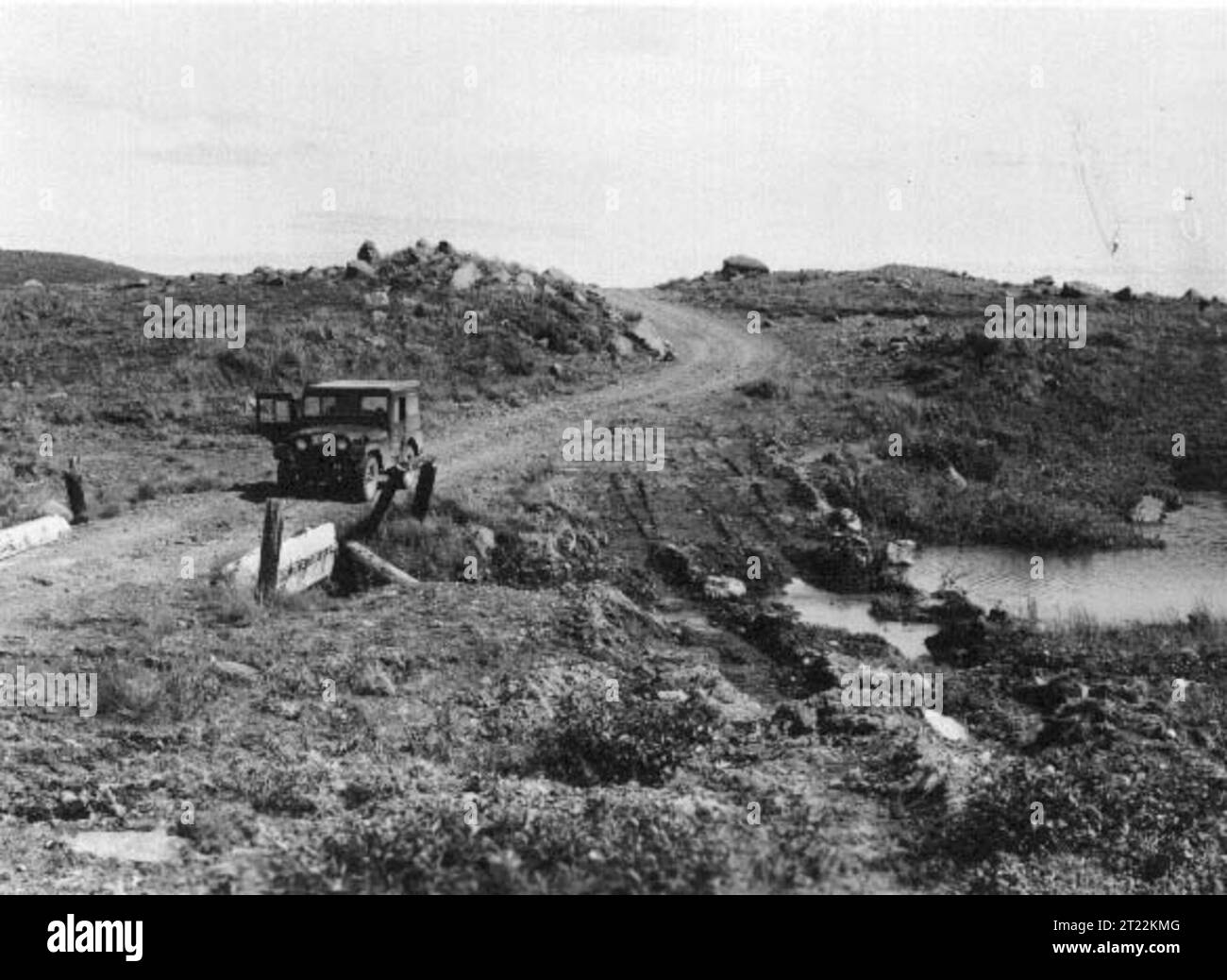 Una jeep attraversa un ponte presso l'Izembek National Wildlife Refuge in Alaska, un'area protetta che supporta diversi ecosistemi e fauna selvatica, tra cui uccelli migratori e specie autoctone. Foto Stock