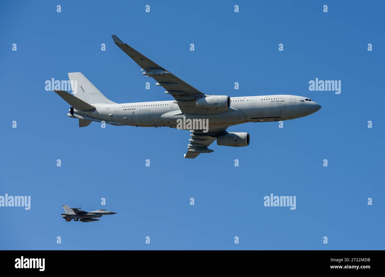 Il KC-330 Multi Role Tanker Transport (MRTT) della Corea del Sud con il caccia multiruolo KF-16 mette in scena una dimostrazione aerea durante un evento del Media Day per la Seoul International Aerospace and Defense Exhibition (ADEX) 2023 tenutasi presso la base aerea di Seongnam, a sud di Seul. Gli organizzatori hanno annunciato che la Seoul International Aerospace and Defense Exhibition (ADEX) 2023 aprirà presso la base aerea di Seongnam dal 17 al 22 ottobre e che parteciperanno 550 aziende da 35 paesi. (Foto di Kim Jae-Hwan/SOPA Image/Sipa USA) Foto Stock