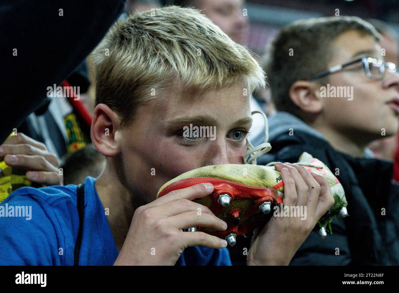 BUDAPEST, UNGHERIA - 14 OTTOBRE: I tifosi ungheresi baciano Dominik Szoboszlai boot dopo che il giocatore (non in foto) ha dato la UEFA EURO 2024 europea quale Foto Stock