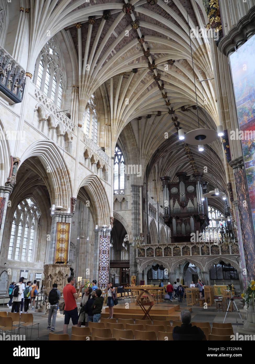 La navata o navata longitudinale con volta e colonne nella cattedrale gotica di Winchester nell'Hampshire Foto Stock