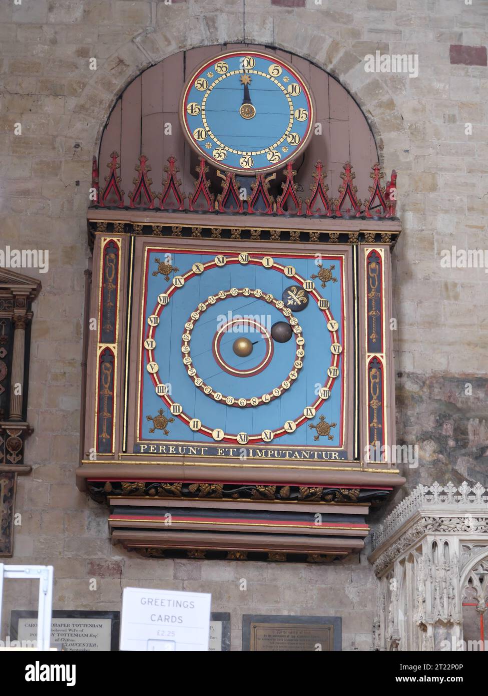 Storico orologio celeste per sole e luna nella cattedrale di Winchester nell'Hampshire Foto Stock