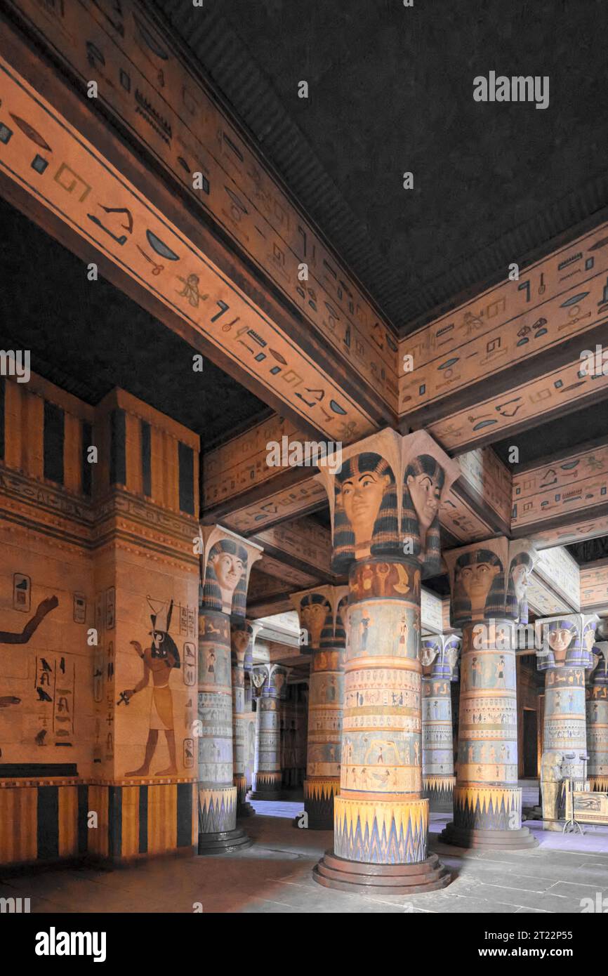 Il tempio egiziano, con alte colonne e disegni intricati, ospita sculture di Hathor. Le pareti e il soffitto sono pieni di geroglifici. La foto sh Foto Stock