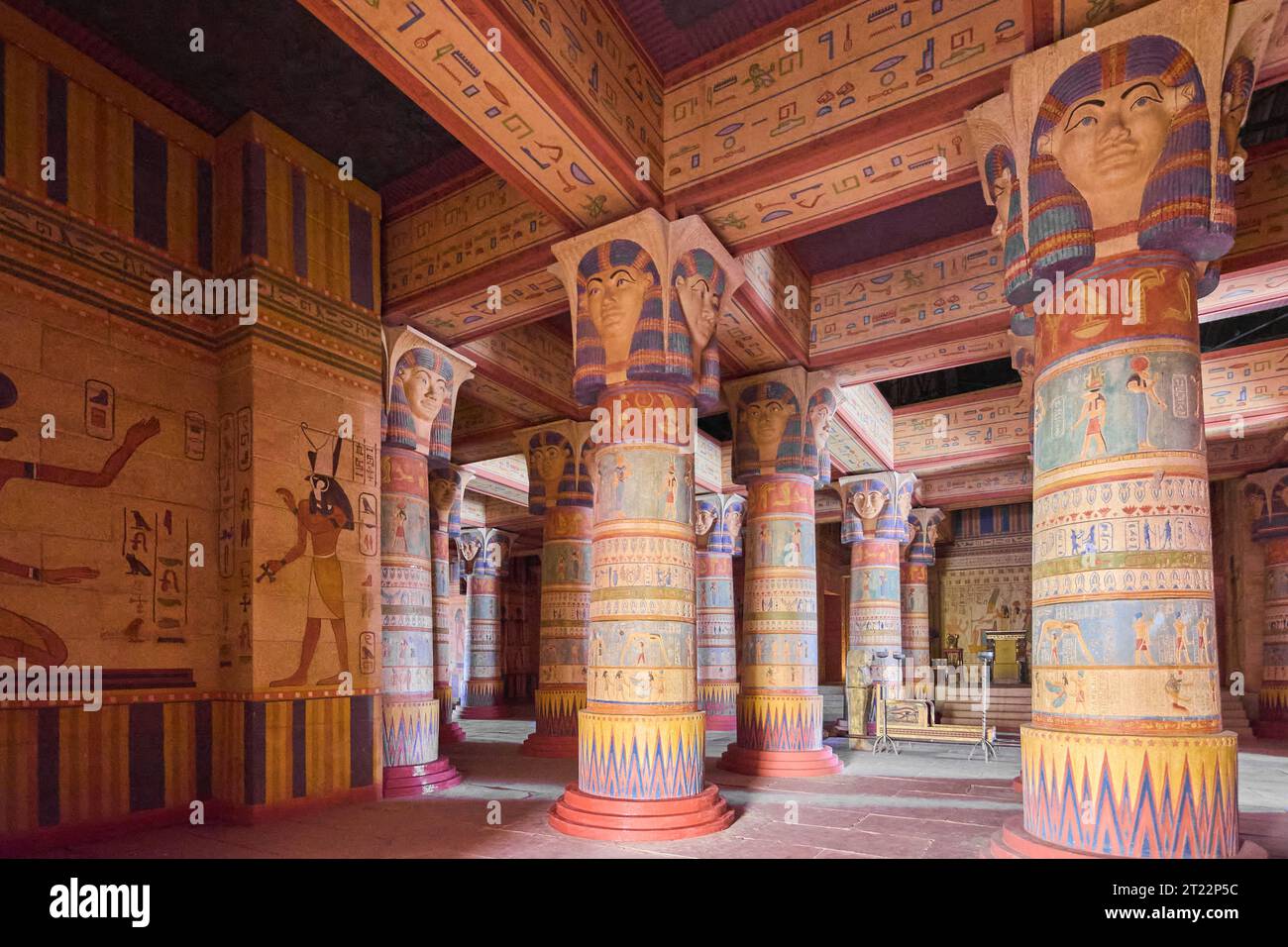 Il tempio egiziano, con alte colonne e disegni intricati, ospita sculture di Hathor. Le pareti e il soffitto sono pieni di geroglifici. La foto sh Foto Stock