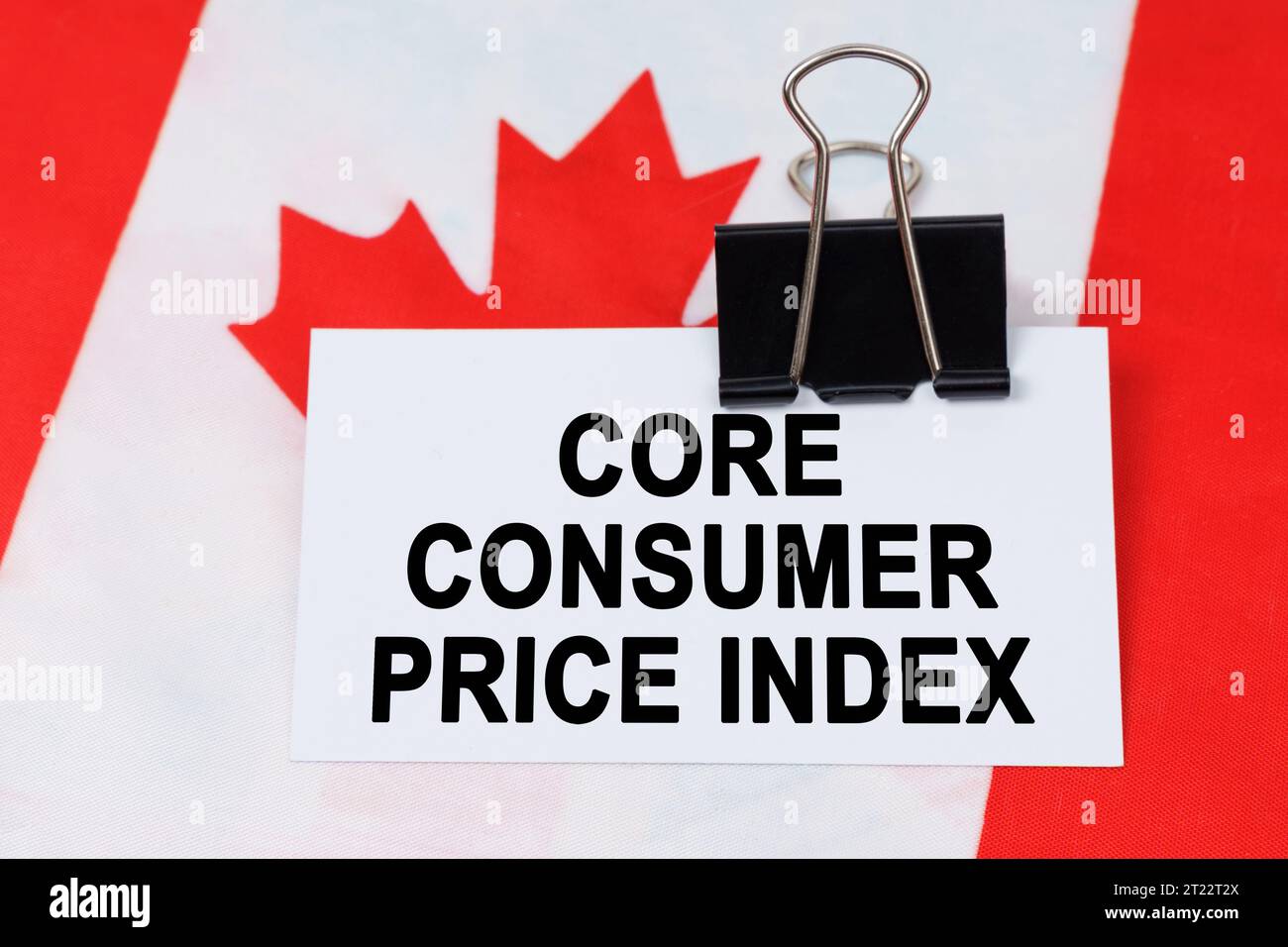 Economia e finanza. Sulla bandiera del Canada si trova un biglietto da visita con l'iscrizione - indice dei prezzi al consumo di base. Foto Stock