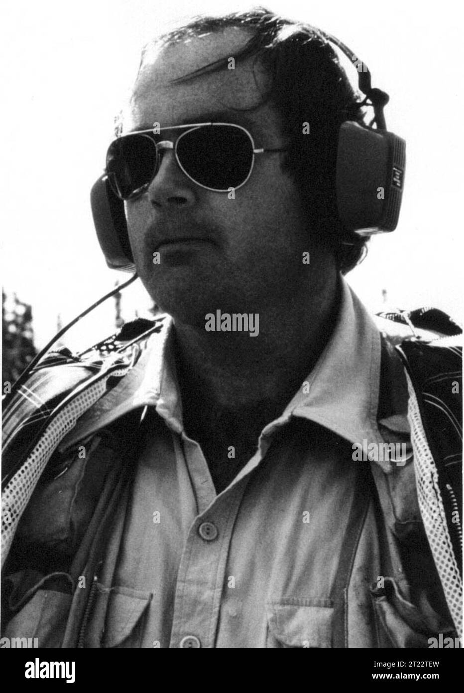 Carl Burger, un biologo della pesca, ascolta i segnali di un trasmettitore radio impiantato nel salmone riproduttore sul fiume Kenai. Questa ricerca aiuta a monitorare le popolazioni di salmoni e a proteggere i loro habitat nel Kenai National Wildlife Refuge. Foto Stock