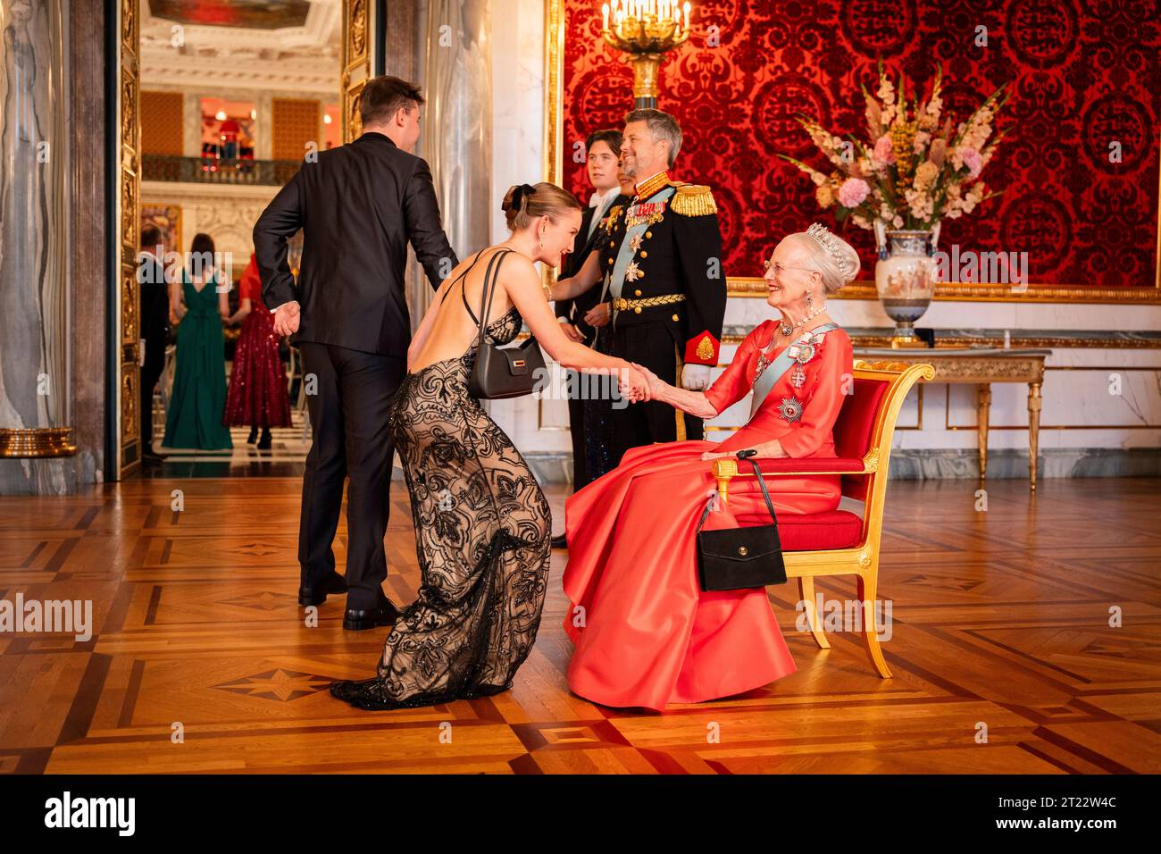 FILE - Anne-Sofie Toernsoe Olesen e Alexander Lüders Rix Bach del comune di Egedal sono invitati a cena di gala per il diciottesimo compleanno del principe cristiano al castello di Christiansborg a Copenaghen, domenica 15 ottobre 2023. Qui sono accolti dalla regina danese Margrethe, dal principe ereditario Federico e dal principe Cristiano. Anne-Sofie Toernsoe Olesen aveva lasciato una delle sue scarpe d'oro - come un'altra Cenerentola - al Castello. La casa reale ha chiamato lunedì per il proprietario della scarpa. 200 giovani provenienti dai 98 comuni del paese, dalle Isole Faroe e dalla Groenlandia hanno partecipato al gala di domenica Foto Stock