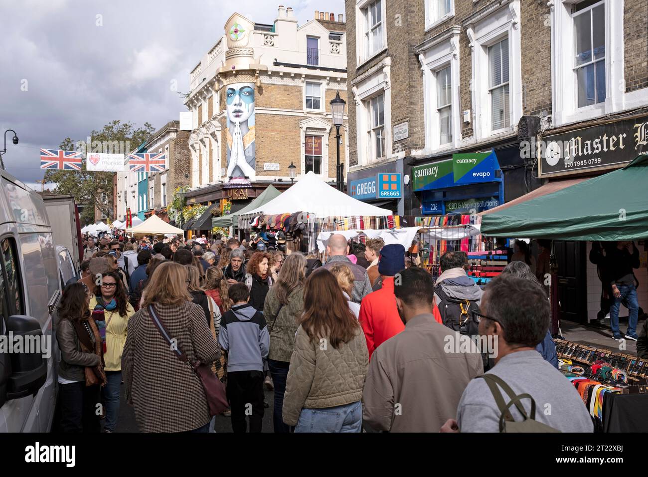Mercato di Portobello Road, visitatori, bancarelle, negozi, commercianti nel quartiere di Notting Hill, West London, Inghilterra, Regno Unito Foto Stock