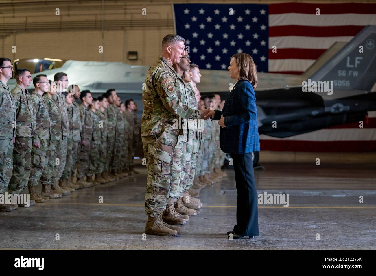 Il vicepresidente Kamala Harris saluta gli avieri della base dell'aeronautica militare Luke, giovedì 19 gennaio 2023, nella contea di Maricopa, Arizona. Foto Stock