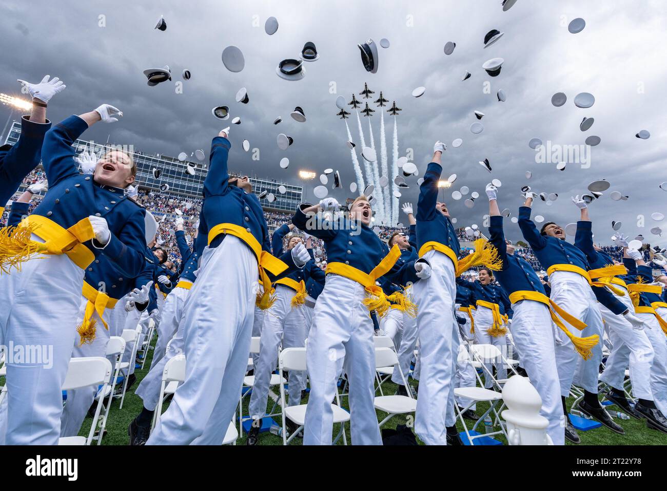 I cadetti lanciano i loro cappelli in aria mentre i Thunderbirds sorvolano il Falcon Stadium alla cerimonia di inizio della U.S. Air Force Academy, giovedì 1 giugno 2023, a Colorado Springs, Colorado. Foto Stock
