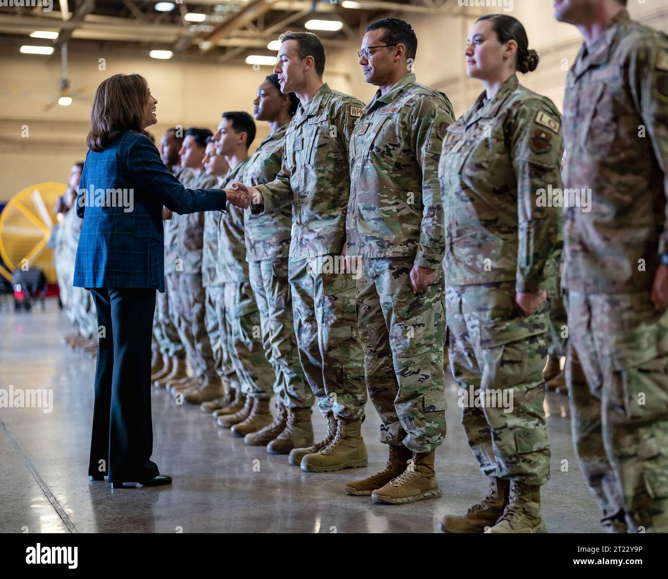 Il vicepresidente Kamala Harris saluta gli avieri della base dell'aeronautica militare Luke, giovedì 19 gennaio 2023, nella contea di Maricopa, Arizona. Foto Stock