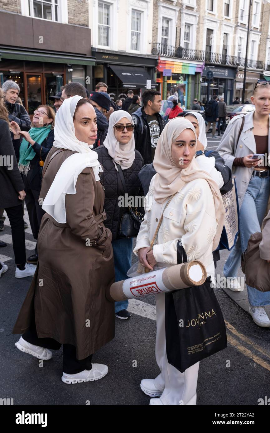 Donne con foulard in piedi su Portobello Road nel quartiere di Notting Hill, West London, Regno Unito Foto Stock