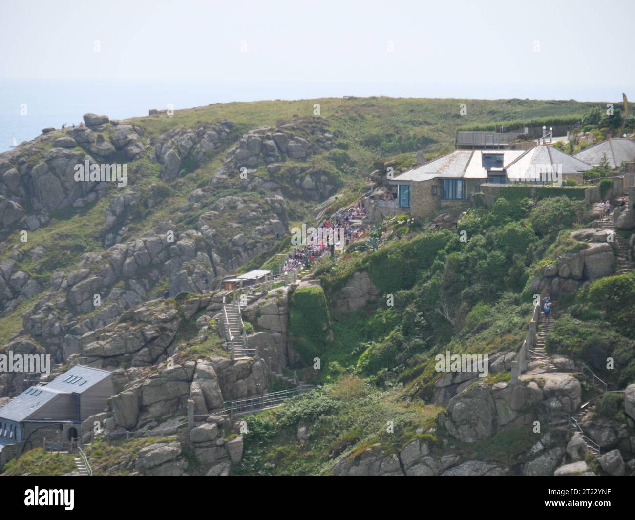 Il Minack Theater con gli spettatori durante un evento a Porthcurno, in Cornovaglia, Inghilterra Foto Stock