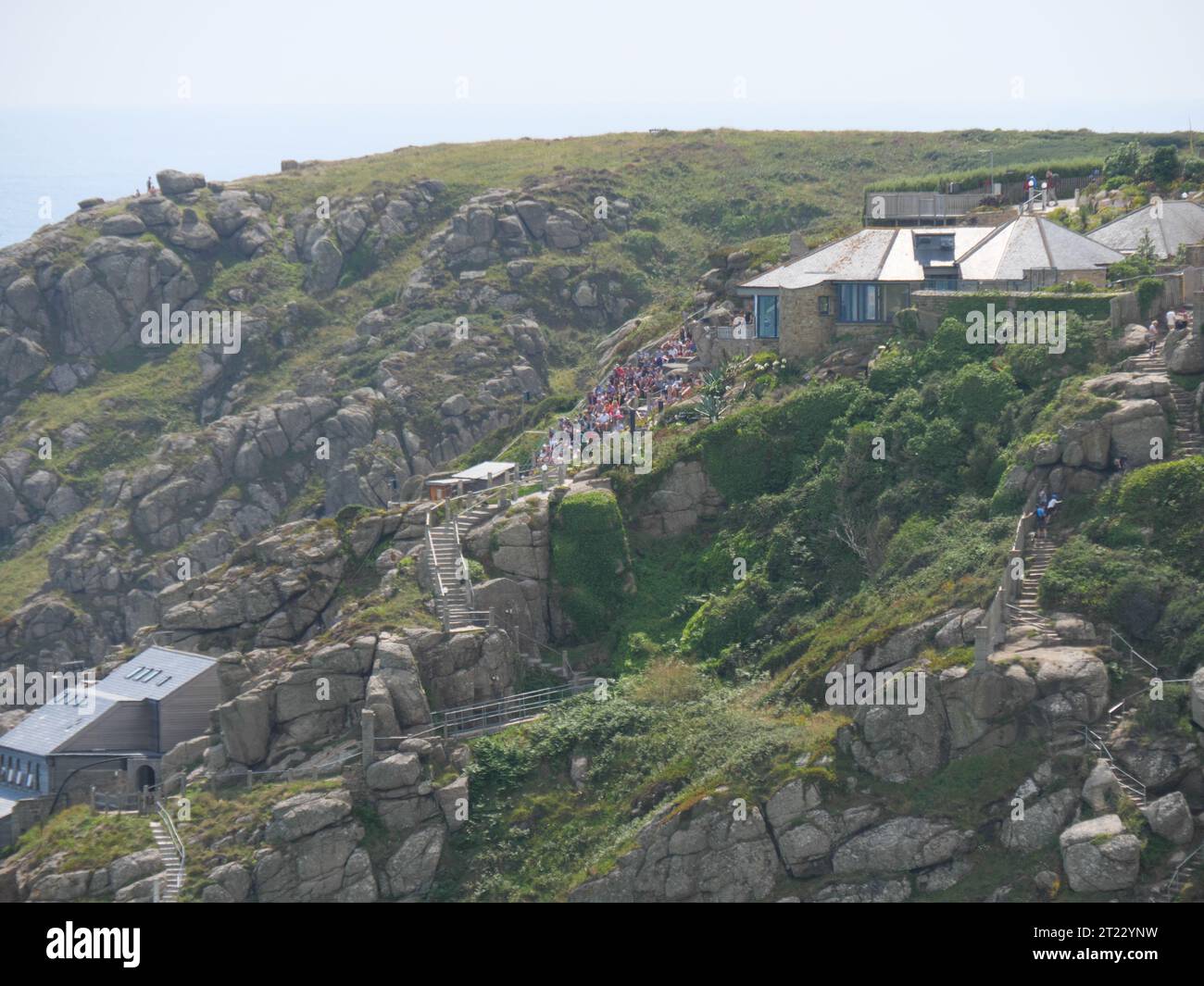 Il Minack Theater con gli spettatori durante un evento a Porthcurno, in Cornovaglia, Inghilterra Foto Stock