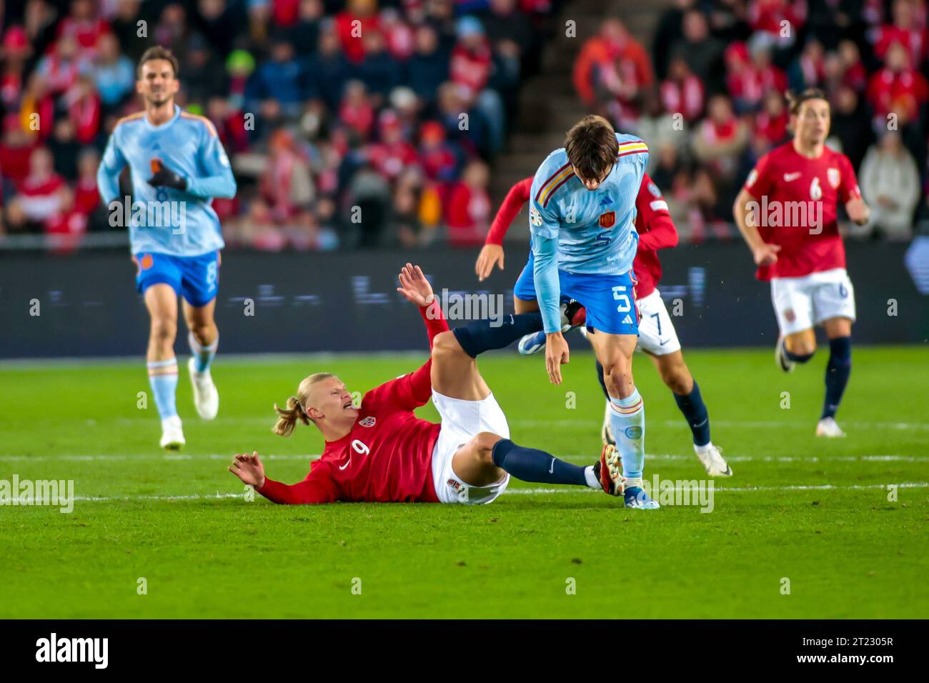 Oslo, Norvegia, 15 ottobre 2023. L'Erling Braut Haaland, norvegese, è stata affrontata dallo spagnolo Robin le Normand nella partita di qualificazione per l'Euro 2024 tra Norvegia e Spagna allo stadio Ullevål di Oslo. Crediti: Frode Arnesen/Alamy Live News Foto Stock