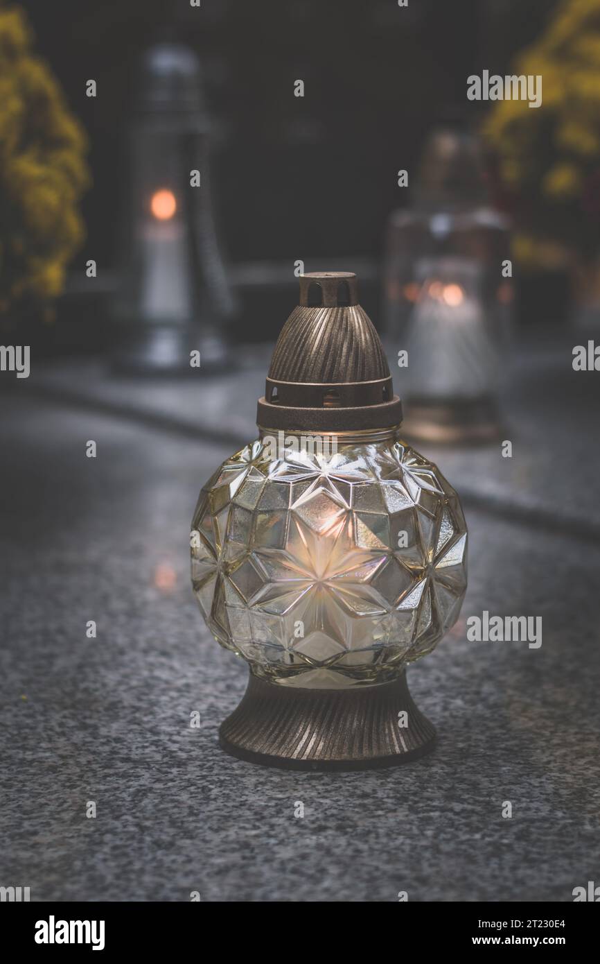 Celebrazione del giorno di tutte le anime nel cimitero, decorazione tradizionale su lapide Foto Stock