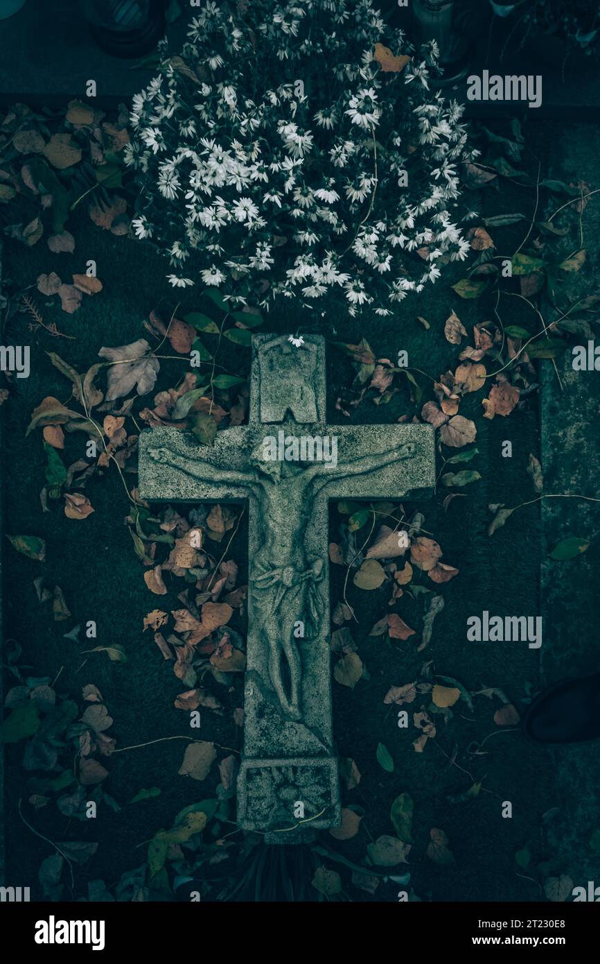 Celebrazione del giorno di tutte le anime nel cimitero, decorazione tradizionale su lapide Foto Stock