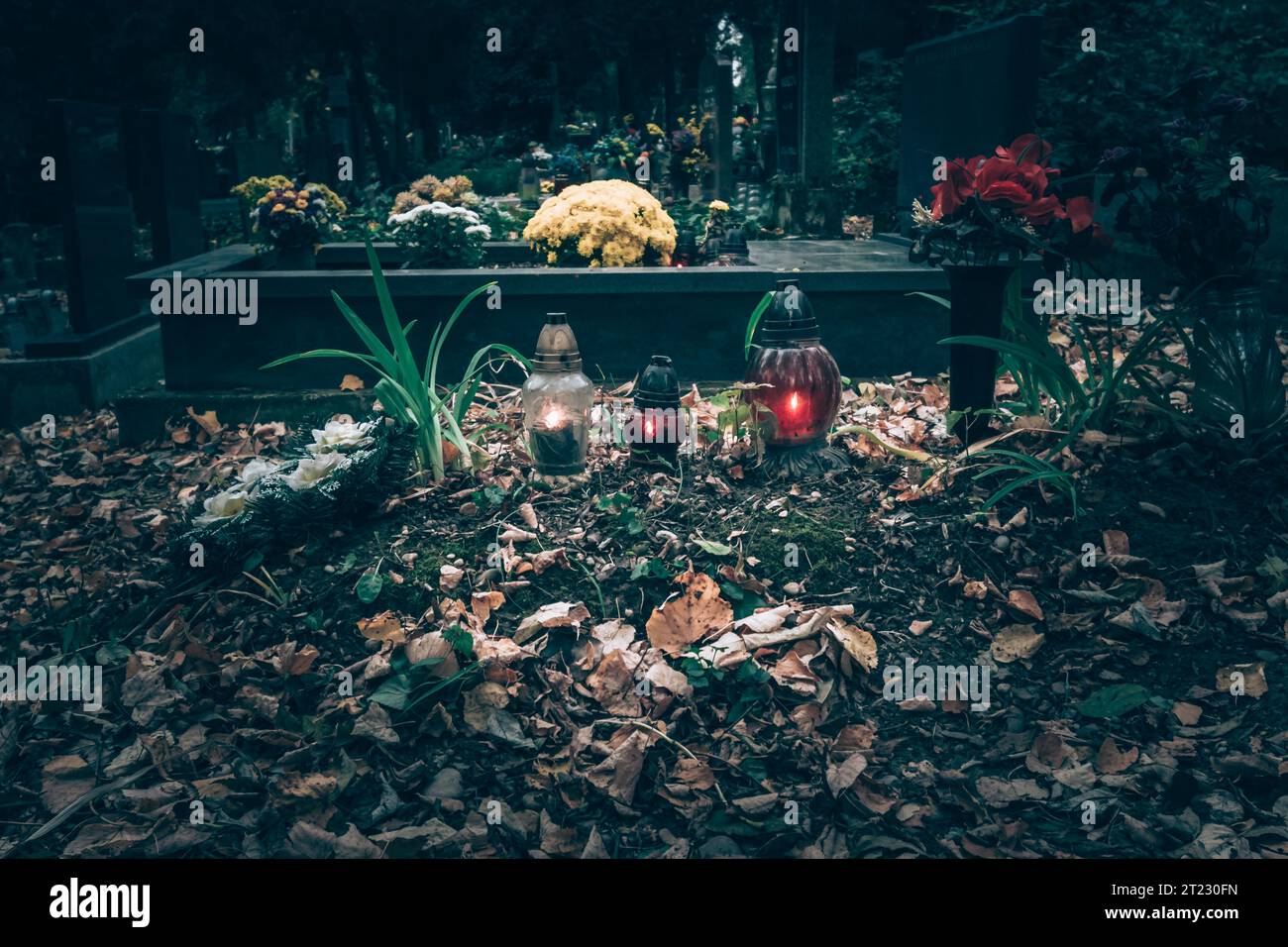 Celebrazione del giorno di tutte le anime nel cimitero, decorazione tradizionale su lapide Foto Stock