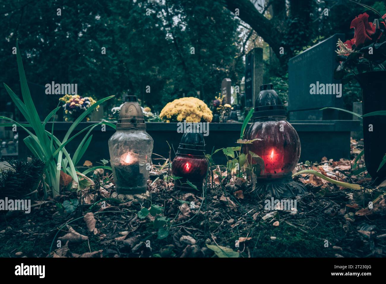 Celebrazione del giorno di tutte le anime nel cimitero, decorazione tradizionale su lapide Foto Stock