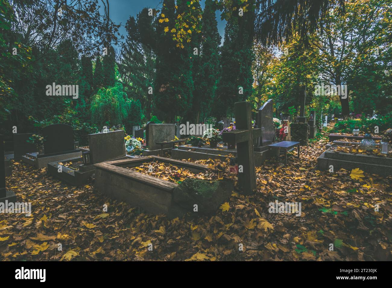 Celebrazione del giorno di tutte le anime nel cimitero, decorazione tradizionale su lapide Foto Stock