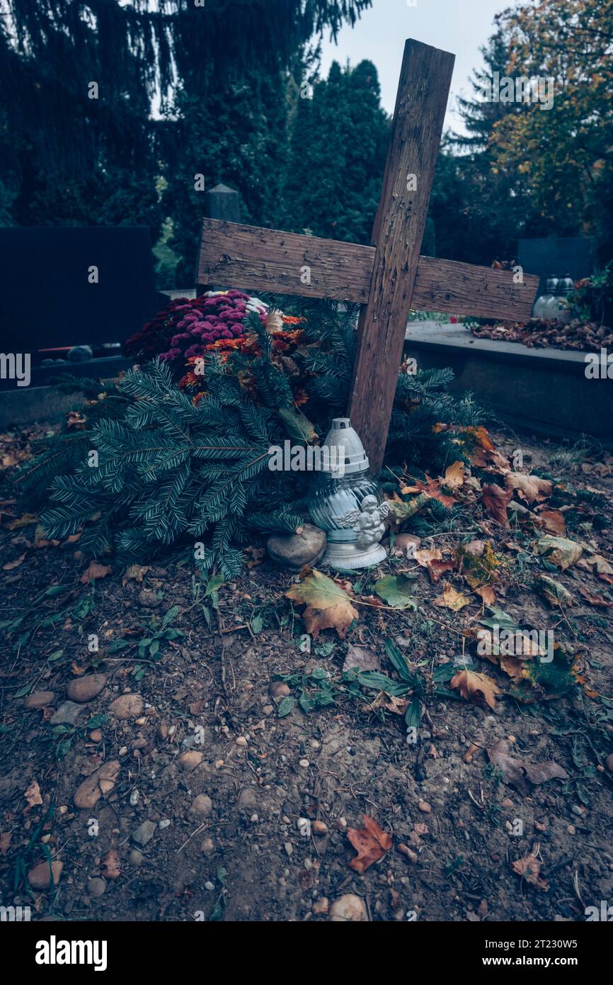Celebrazione del giorno di tutte le anime nel cimitero, decorazione tradizionale su lapide Foto Stock