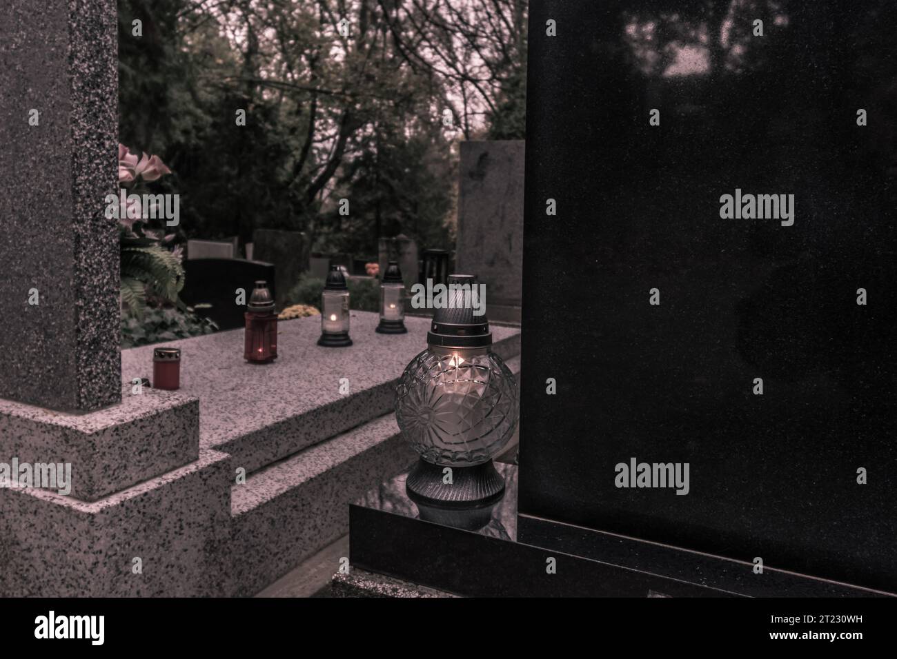 Celebrazione del giorno di tutte le anime nel cimitero, decorazione tradizionale su lapide Foto Stock